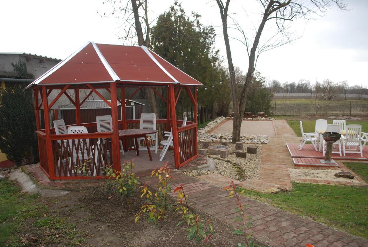 Casa Napsugar Panzio Bed & Breakfast Apostag Exterior photo